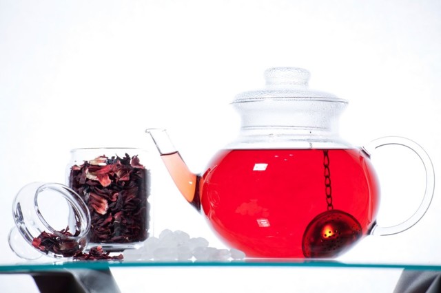 Чай каркаде: из чего производят, состав, полезные свойства и противопоказания