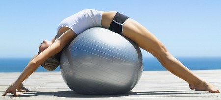 Упражнения на фитболе для похудения: лучшие комплексы, преимущества и особенности