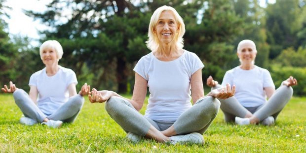 Йога для пожилых после 50: комплекс упражнений, особенности и основные правила