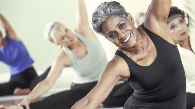 Йога для пожилых после 50: комплекс упражнений, особенности и основные правила