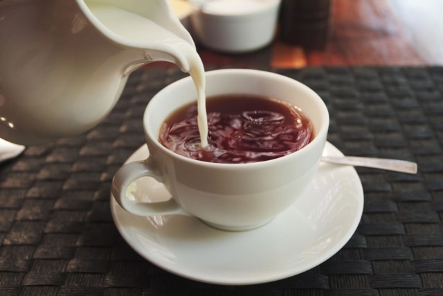 Чай с молоком: химический состав, польза и вред, самые лучшие рецепты заваривания